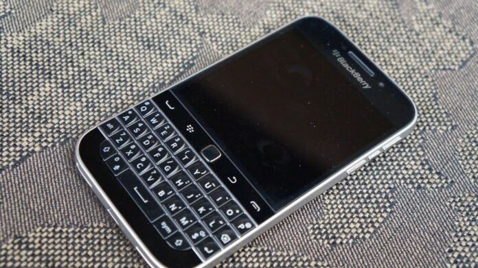 QWERTY is back with the Blackberry Classic for Php20,990
