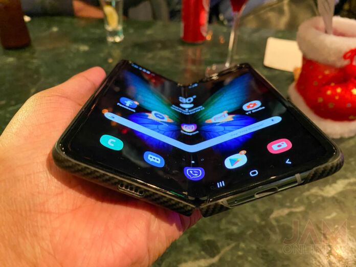 Samsung sold 400k-500k Galaxy Fold units last year