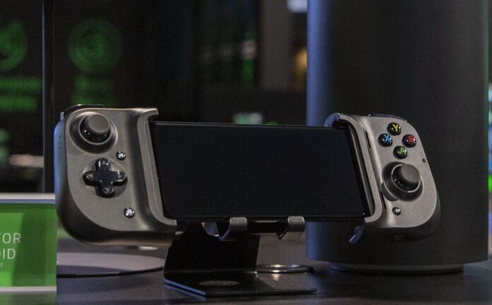 Razer Kishi Gamepad turns your smartphone into a Nintendo Switch