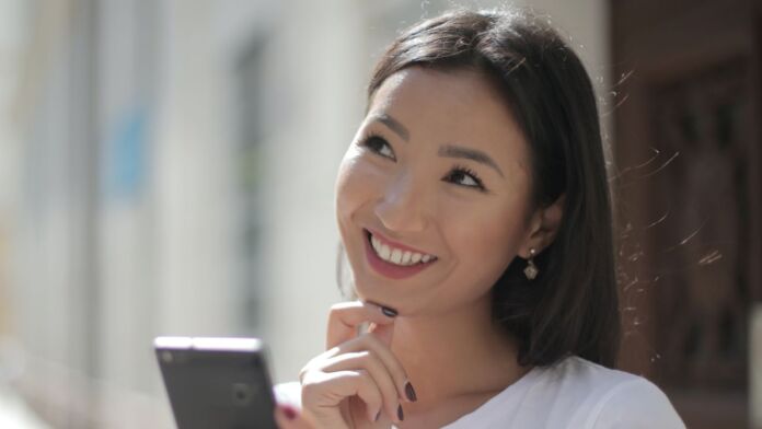 Get big discounts on smartphones with Smart Mother’s Day Signature Sale