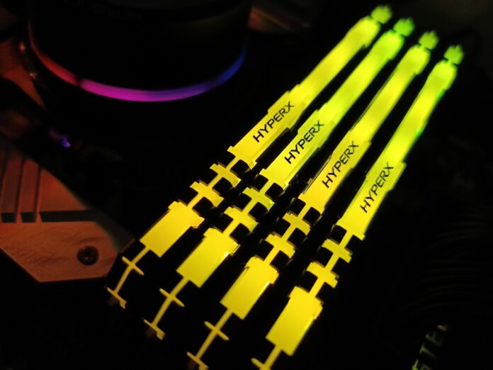 Upgrade with Kingston : HyperX Fury RGB DDR4-3200 16GB Kit