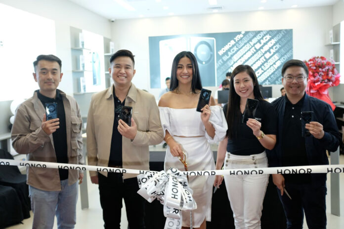 HONOR Philippines opens their first-ever experience store at SM Fairview!