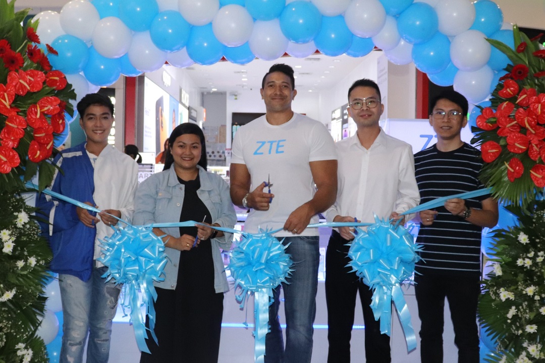 Social media celebrity and ZTE brand ambassador Eric Tai leads the ribbon cutting at the first ZTE kiosk at the SM Cyberzone SM Grand Central