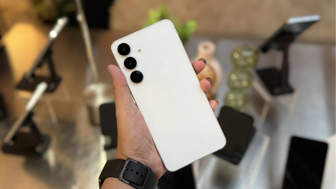Samsung Galaxy S FE debuts with Galaxy AI premium camera features ()