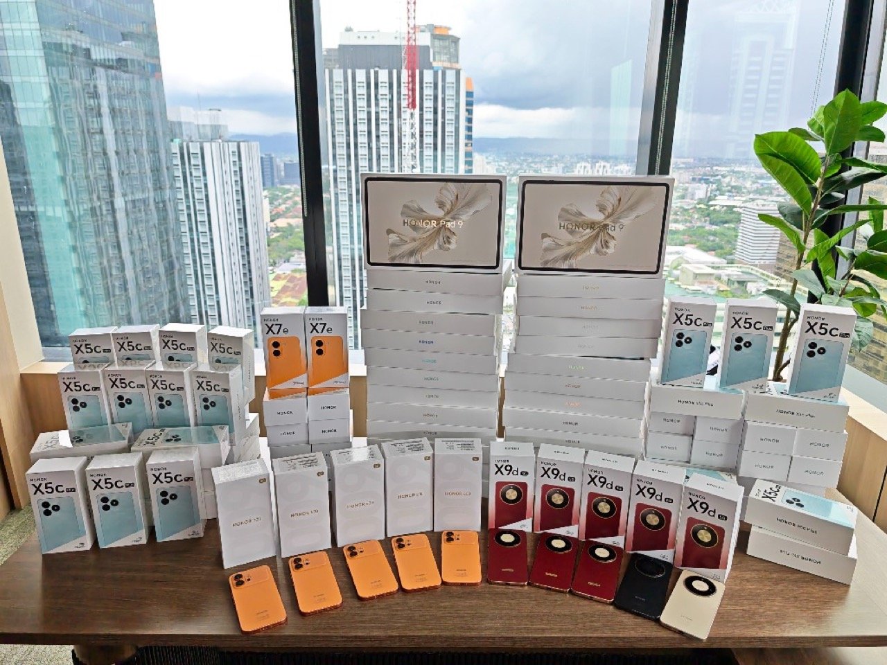 HONOR Philippines 101 FREE Gadgets Giveaway haul featuring HONOR Pad 9, X9d 5G, and X5c Plus