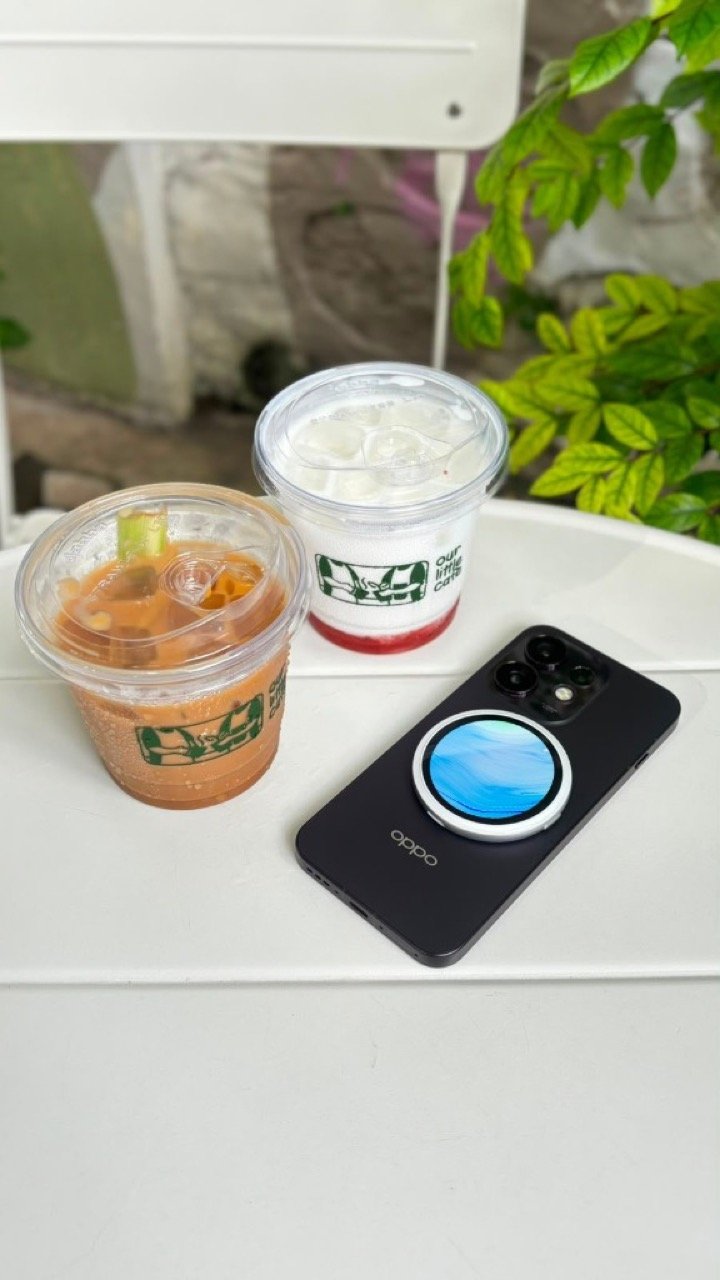 OPPO Reno16 Series 5G lifestyle photo at a cafe