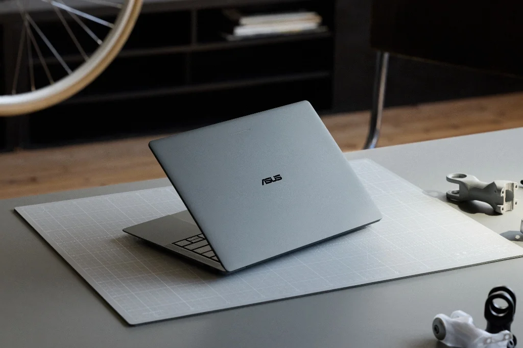 ASUS Googlebook 14 sleek Nano Ceramic magnesium aluminum lid on desk