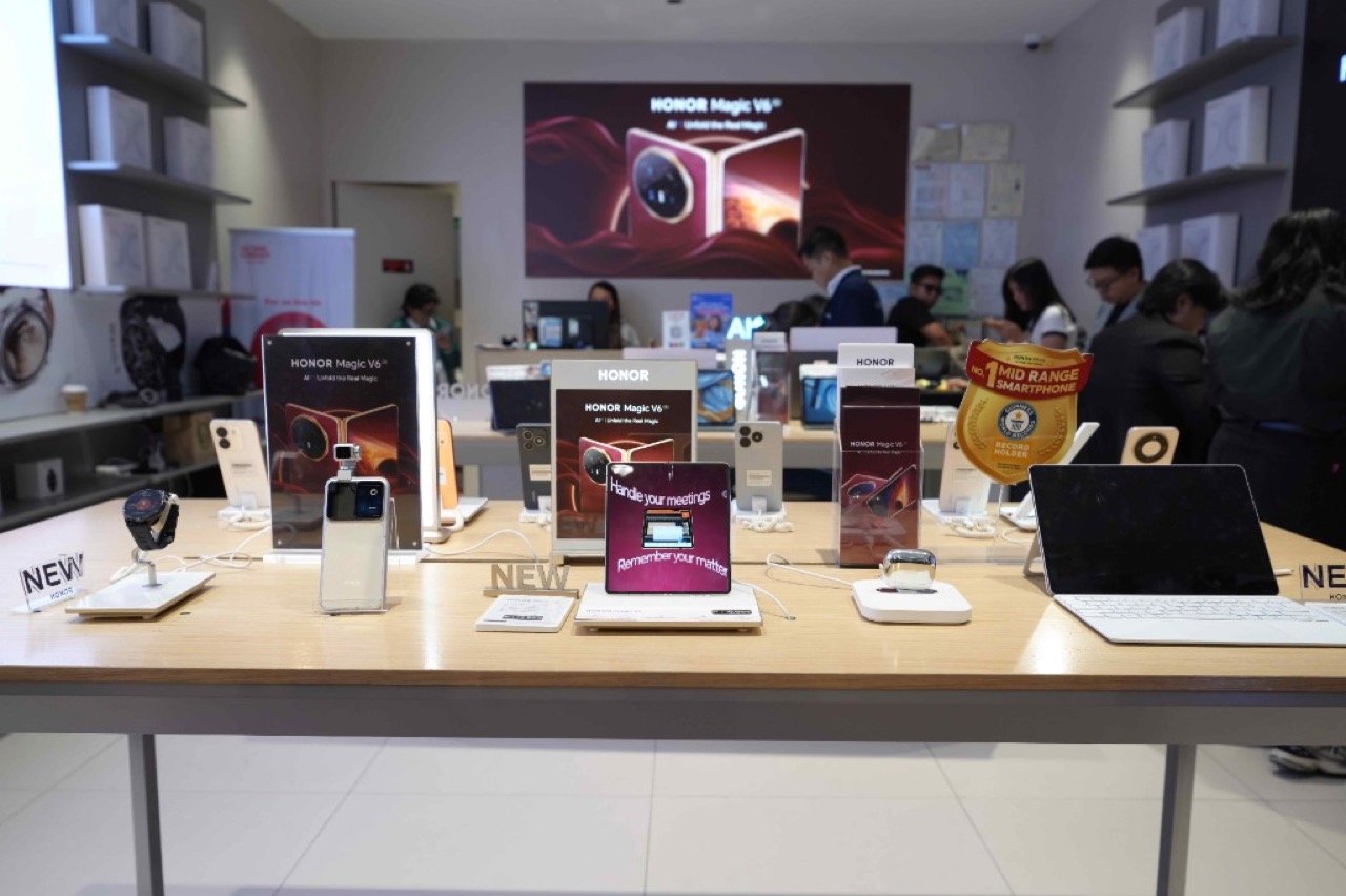 HONOR Magic V6 experience table showcasing flagship foldable display