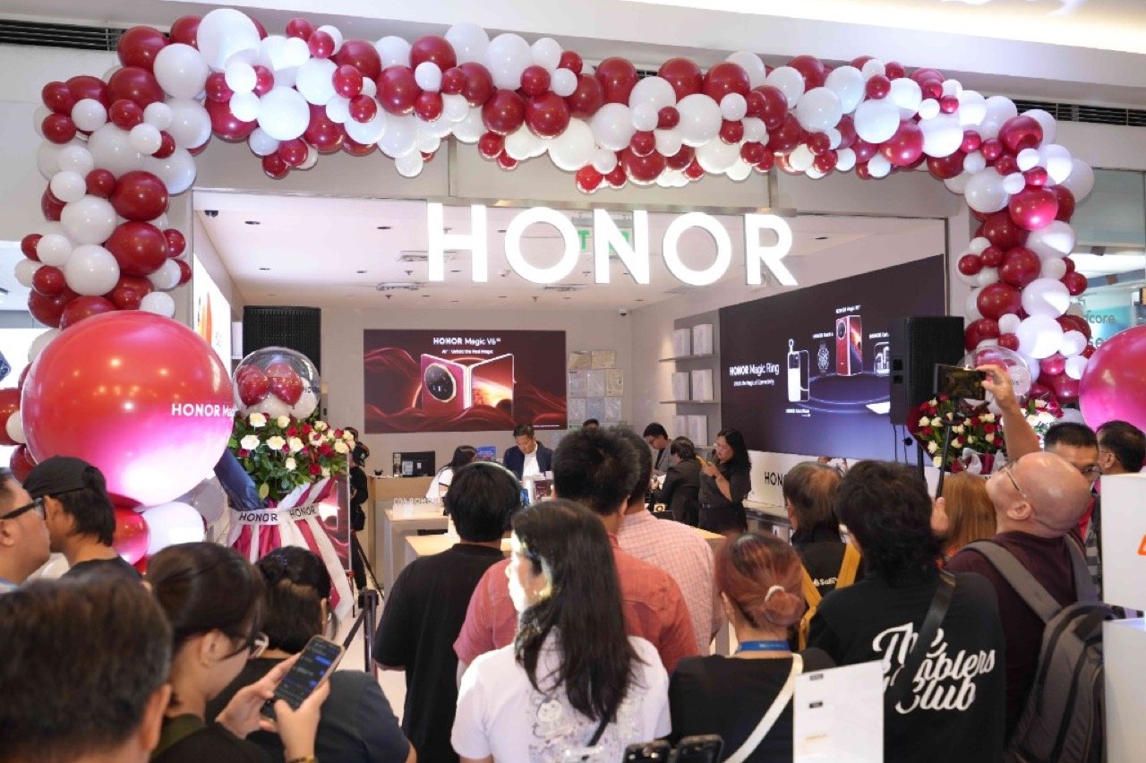 Crowds gather at HONOR Store SM North EDSA for HONOR Magic V6 first day sale