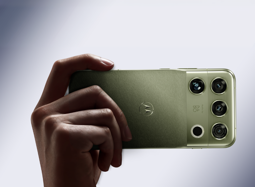 Hands-on with Motorola Signature 27 highlighting 50MP Sony LYTIA 910 and 200MP periscope zoom