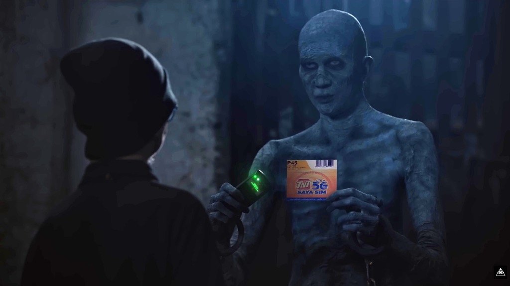 Paranormal investigator Ed Caluag facing a ghost holding a TNT 5G Saya SIM in viral network campaign